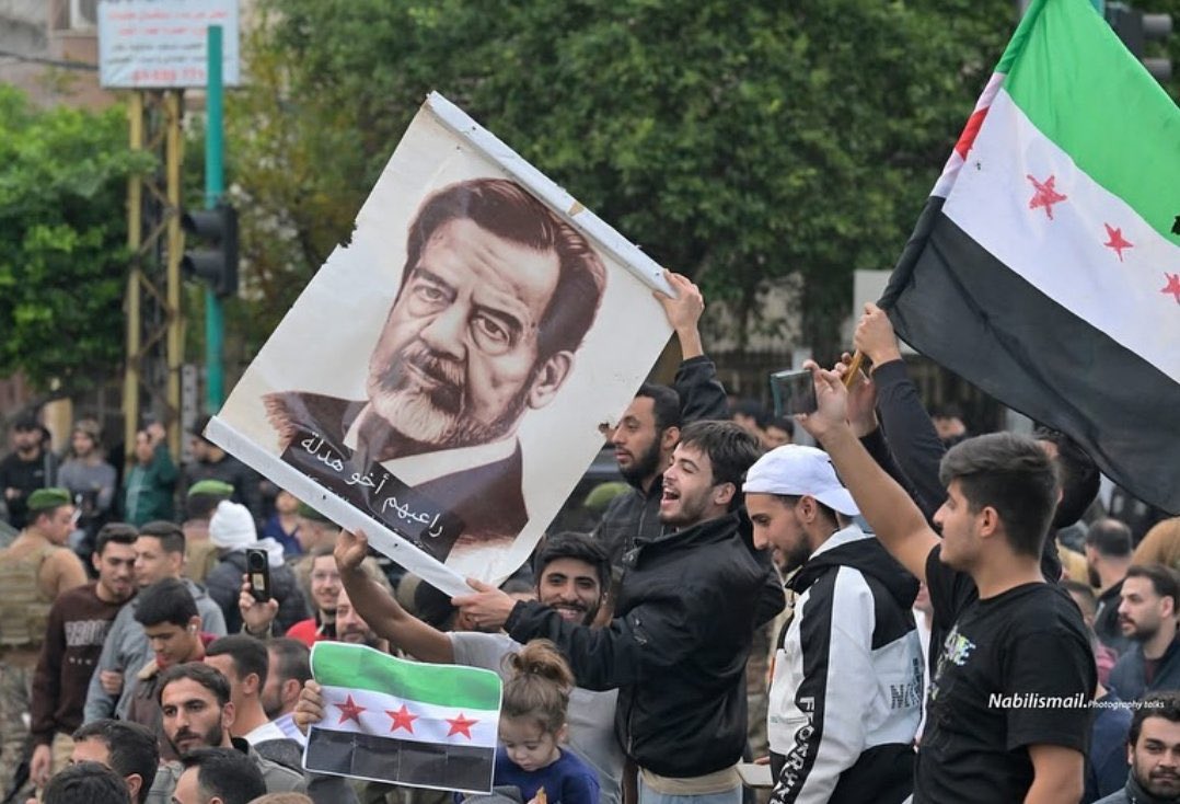 رغم فرحتنا بانتصار الثورة السورية، لكن هذه الصورة تنافي أحد مبادئ قيام انتفاضات الربيع العربي قاطبةً، وهو مبدأ "الحرية" فأن تكون محاربًا لطاغية الشام الذي ذبّح شعبه وتتفاخر بطاغية العراق الذي كذلك ذبّح شعبه، فهذا عين التناقض .

أين الإنصاف يا جماعة ؟

#سجن_صيدنايا
#سوريا_تتحرر