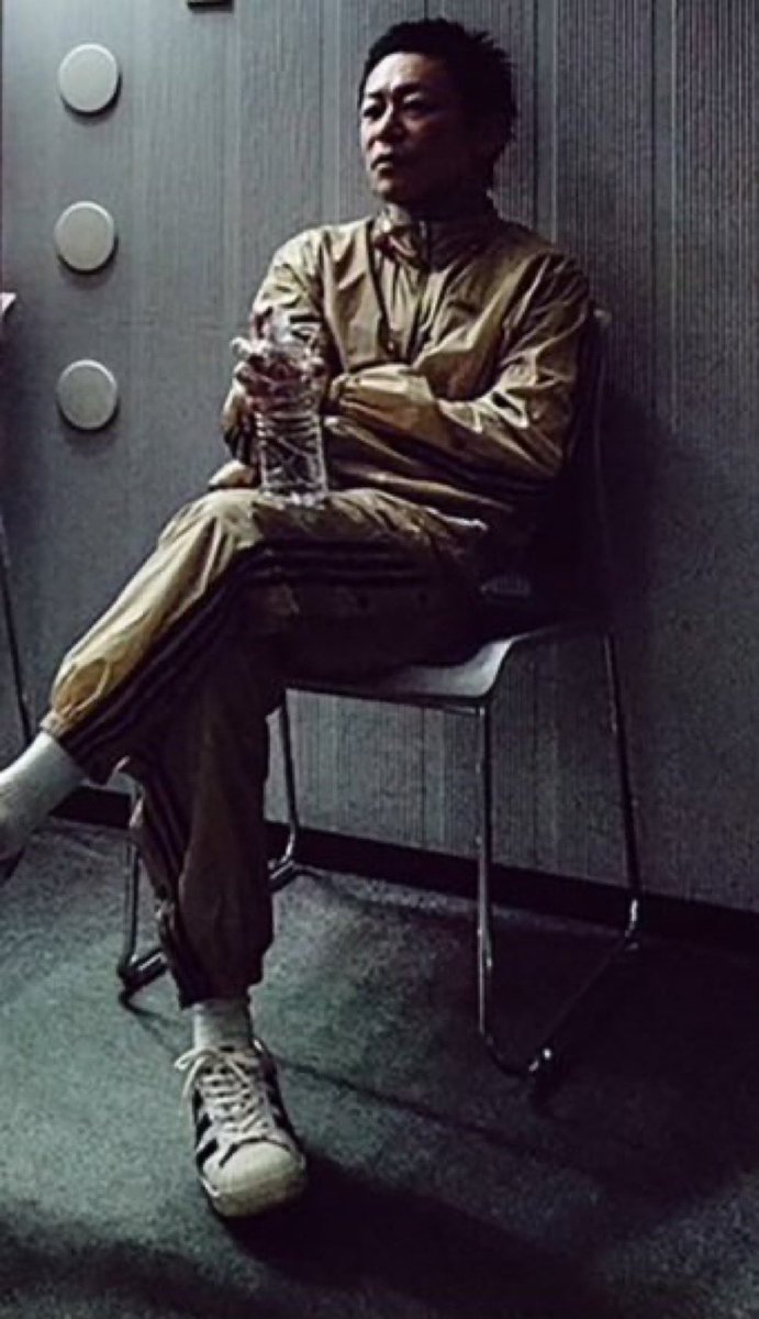 scarlet70349752's tweet photo. 本日はやっぱりこれでしょ!昨日の写真で京さんが着ていたadidasのセットアップとsuperstar!お気に入りなのかな?普通に下着透けるからみなさん注意してね笑
流石にコレだと寒すぎるから黒のトレンチコート羽織ってました!意外と合う!
#DIRENGREY
#WHOISTHISHELLFOR
#adidas https://t.co/DIA75e8KMM