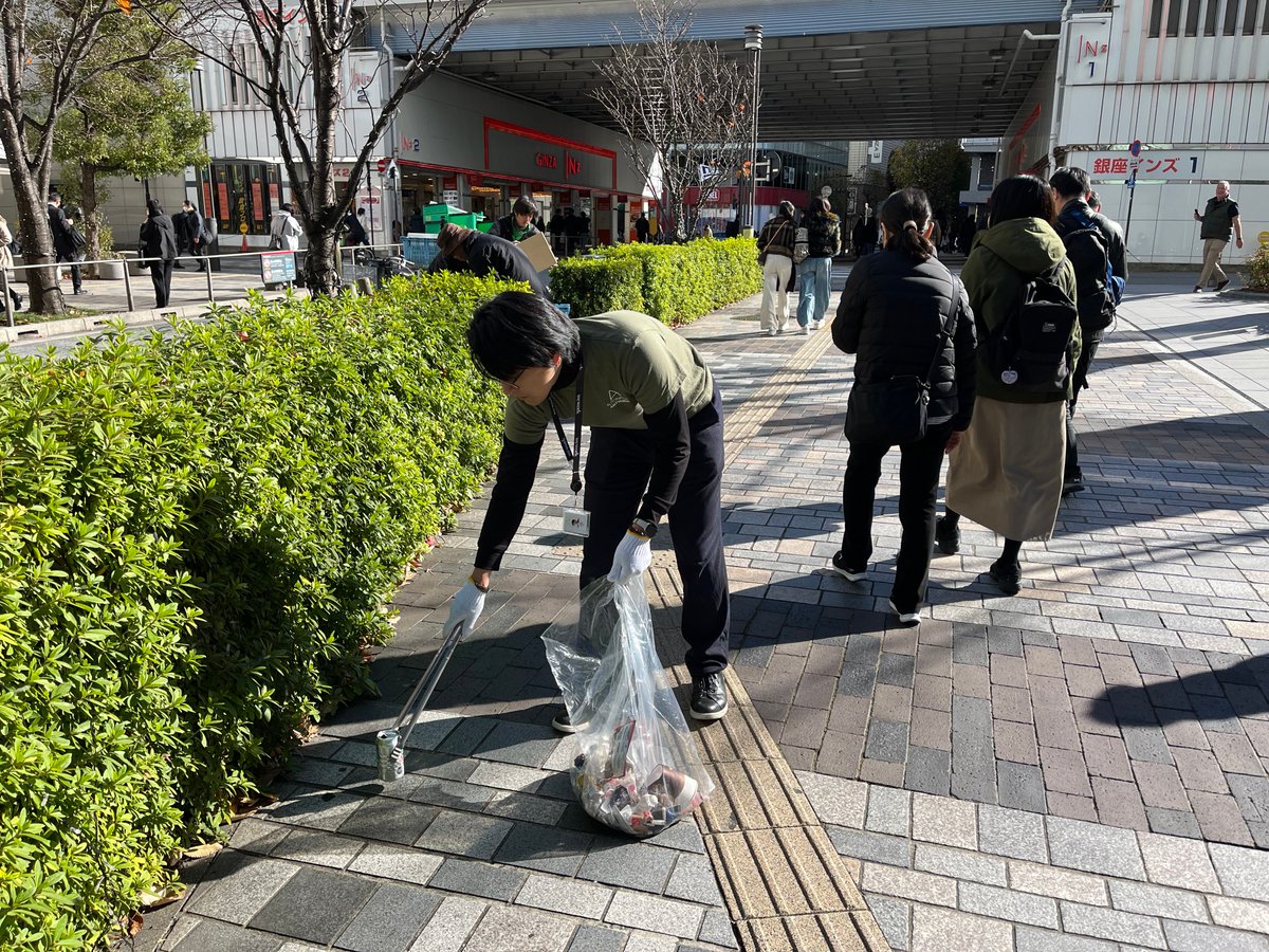 AutomationAnwJP's tweet photo. 本日、日本法人の有志メンバーでGoGiveBackイベントを実施しました。
昨年に続いて今年もオフィスのある銀座周辺の清掃でゴミを拾いました。
中央区のまちかどグリーンデーの一環での地域貢献として実施しています。
#GoGiveBack
#AutomationAnywhere https://t.co/IaebP8Cyoo