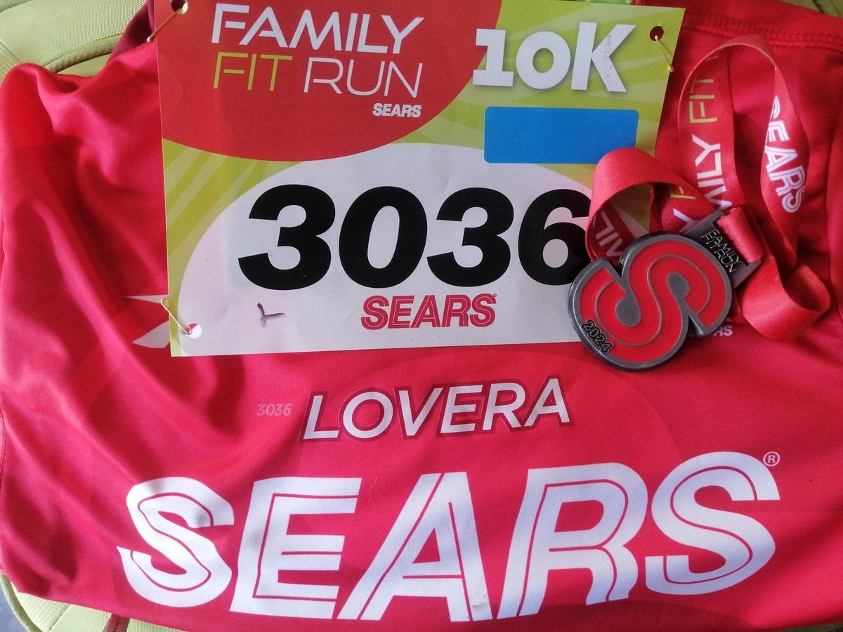 jabrahml's tweet photo. #MedalMonday #FamilyFitRunSears #YoElegíCorrer #running https://t.co/mr4x02JNyw