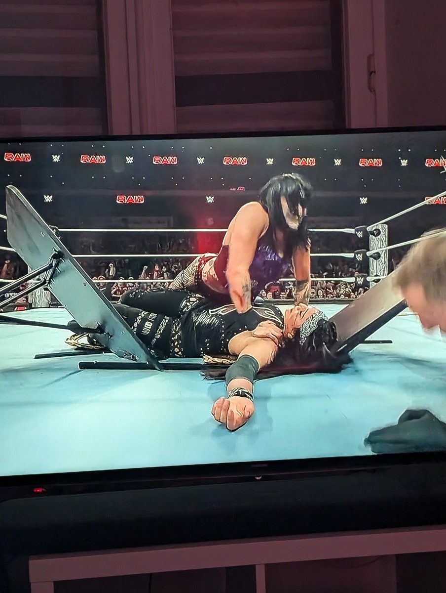 PoluxLiveReact's tweet photo. Victoire de Rhea Ripley dans ce Main event !! Merci Mesdames d'avoir remonté le niveau du show 💪
#rawlive #raw https://t.co/EUV0PzwR3P
