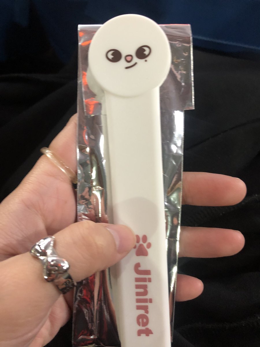 HeyFelix_09's tweet photo. スキズ うちわグリップ

譲　ジニレット　ヒョンジン　

求　ポガリ　フィリックス 

都内、舞浜手渡し又は郵送希望 https://t.co/ZaNmXSWIi8