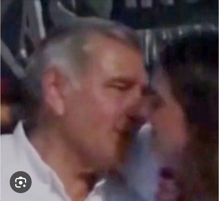 PorMiMexico71's tweet photo. Que bonito es pasear con una nalga facil; y más sk se pagan sus gustitos con nuestros impuestos.
#PutonaDelBienestar https://t.co/6l4J8hs9bv