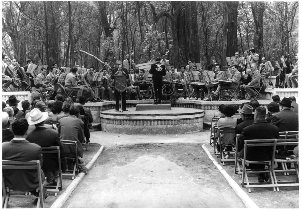 mafcultura's tweet photo. Memoria fotografica 
MX-MAF-DGCSGDF-001724-001
HOMENAJE A JUVENTINO ROSAS EN EL BOSQUE DE CHAPULTEPEC.
1953 ENERO 25

#HistoriaLocal #Memoria #memoriafotográfica
#fotografía #acervomaf #foto #mafmuseo
#conoce #recordando #centrohistorico https://t.co/cuafdFxf6O