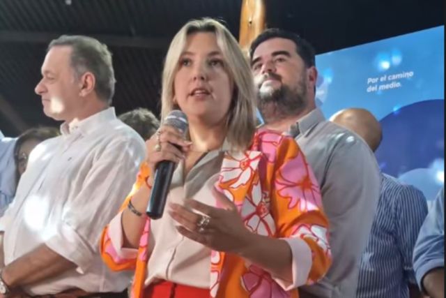 sovicap's tweet photo. No salió Senadora.
No salió Diputada.
No Salió Edila.
Y Gargantea más, que vendedora en una Feria de barrio !! 😉 https://t.co/KBRFhJLegK