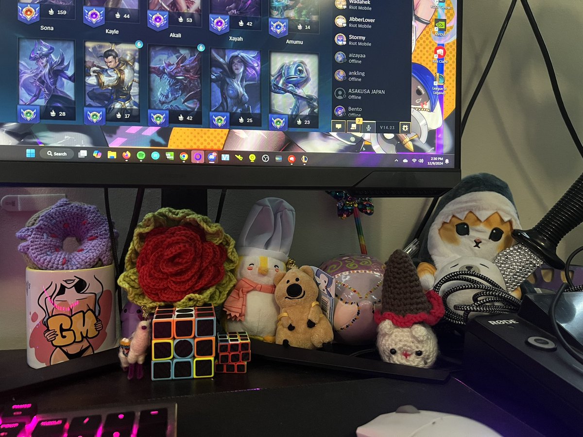 My <a href="/cobyistheticker/">coby (reply) 👋🧸</a> plushie has joined my desk gang  along side my <a href="/pudgypenguins/">Pudgy Penguins</a> chef but can yall find the <a href="/ChinPokies/">Chin Pokies</a> 👀