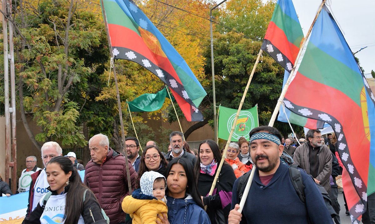 pcayuqueo's tweet photo. La derecha (de Araucanía, en verdad) reniega de la bandera mapuche de 1992 por ser de izquierda, dicen. Y de un lider equis. Lo cierto es que nació de una consulta en ambos lados de la cordillera y con gran participación mapuche de Argentina. ¡Se habla tanto sin saber! 🤦🏽 https://t.co/l2JmonzfWy