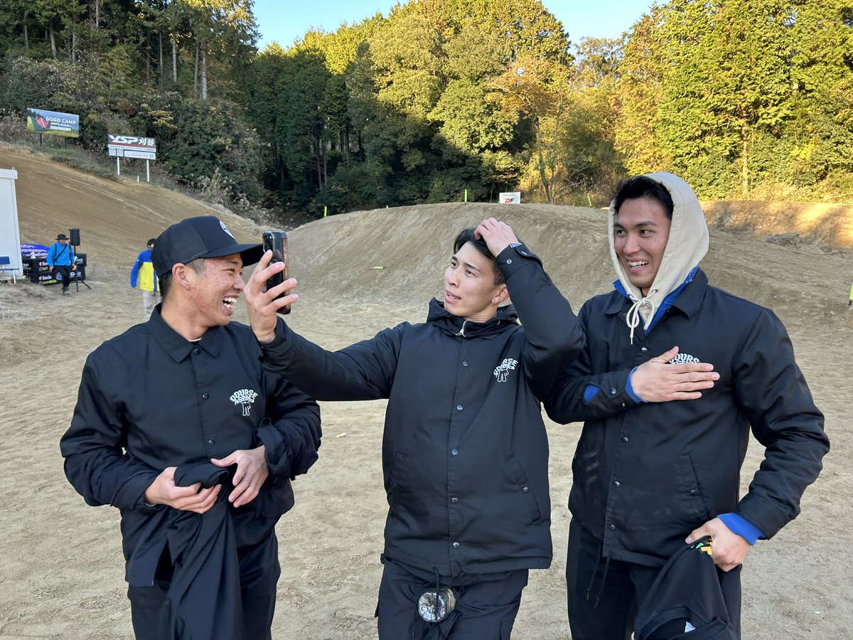 nyanba_youka's tweet photo. #ゆとりカップ でスタッフもしてくれてたIAライダーたちのブランド「course side」のアパレル販売もありました🏍️💨

新作コーチジャケット✨
https://t.co/rENtpxMcNQ

きっと今週末の #ダープラフェス や #ダープラカップ にも持ってきてくれるはず😹

#柳瀬大河 #佐々木優 #福村鎌
#JMX https://t.co/G43oS8qdlt