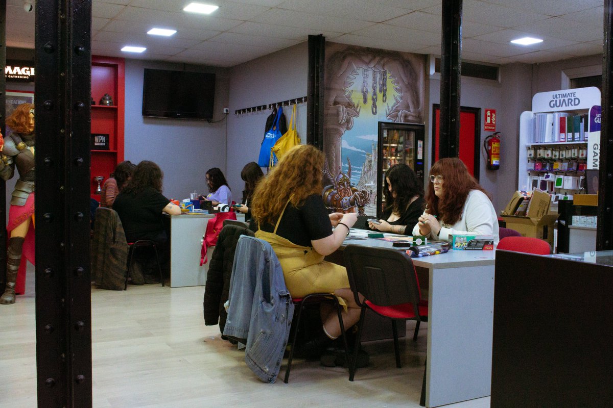 muy contenta de anunciar que la semana pasada hicimos nuestro primer torneo de nuestro grupo FLINTA de <a href="/playpokemon/">Play! Pokémon</a> en Barcelona/Catalunya y que ya tenemos nombre: Gimnàs Celeste!!

en poco se irán viendo más cosas 👀