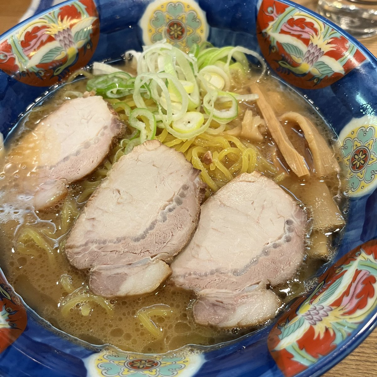 六本木天鳳　先週金曜日、臨時休業だったので月曜日にリベンジ。厨房スタッフが2人とも初めて見たスタッフさん。日曜日も営業始めたので新体制なのかな？ちょっと心配したけど味は大丈夫。焼豚はいつもよりシットリで⭕️#天鳳