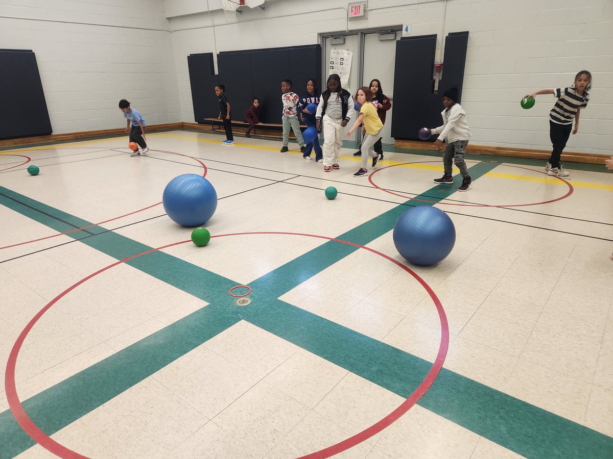 PhysEd_AT's tweet photo. Wrapping up our sending and receiving unit @AgnesTaylor_PS . Kids played a game of Battle Ball and it lasted quite a while. Great job Bears!! @hpe4pdsb @CIRAOntario 👟🐻 #bravobear https://t.co/TRHqLyLGTq