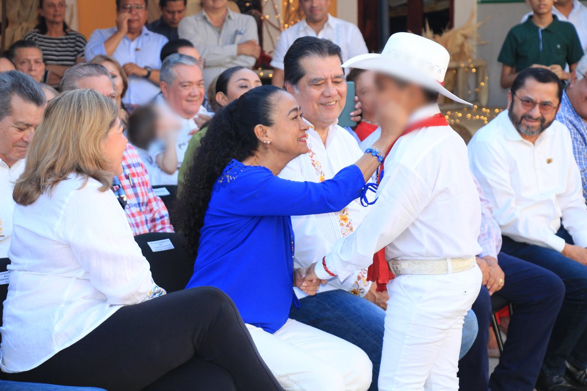 DIFTabasco's tweet photo. La Profa. Aurora Raleigh de la Cruz inauguró varios nacimientos, incluyendo los del MUSEVI, el Centro Administrativo y UJAT. Ven a disfrutar de los nacimientos del Programa “Noche Buena en Centro”, instalados en parques y espacios públicos. https://t.co/a1bX1tthZA