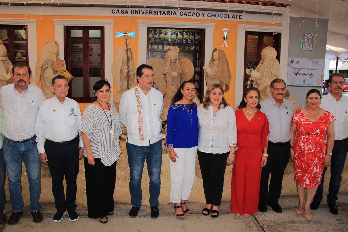 DIFTabasco's tweet photo. La Profa. Aurora Raleigh de la Cruz inauguró varios nacimientos, incluyendo los del MUSEVI, el Centro Administrativo y UJAT. Ven a disfrutar de los nacimientos del Programa “Noche Buena en Centro”, instalados en parques y espacios públicos. https://t.co/a1bX1tthZA