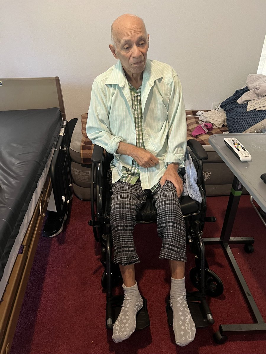 ilebileb's tweet image. Many of you don’t know, but I sold my pc and my whole set up to help my mom pay for bills.

It kills me hearing my mom say she wish she could just die or disappear because of how hard things have gotten. 

My mom has been struggling financially &amp;amp; I am trying to be there to help &amp;amp;…