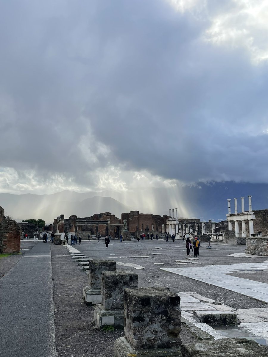 LegAvgvstiPrPra's tweet photo. Es imposible describrir con palabras lo uno siente cuando está en Pompeya en todos los niveles y aspectos. Es algo que hacía tiempo que yo personalmente no sentía, y que, es un auténtico regalo para los que amamos la historia antigua. https://t.co/PfO5c4YCZ6
