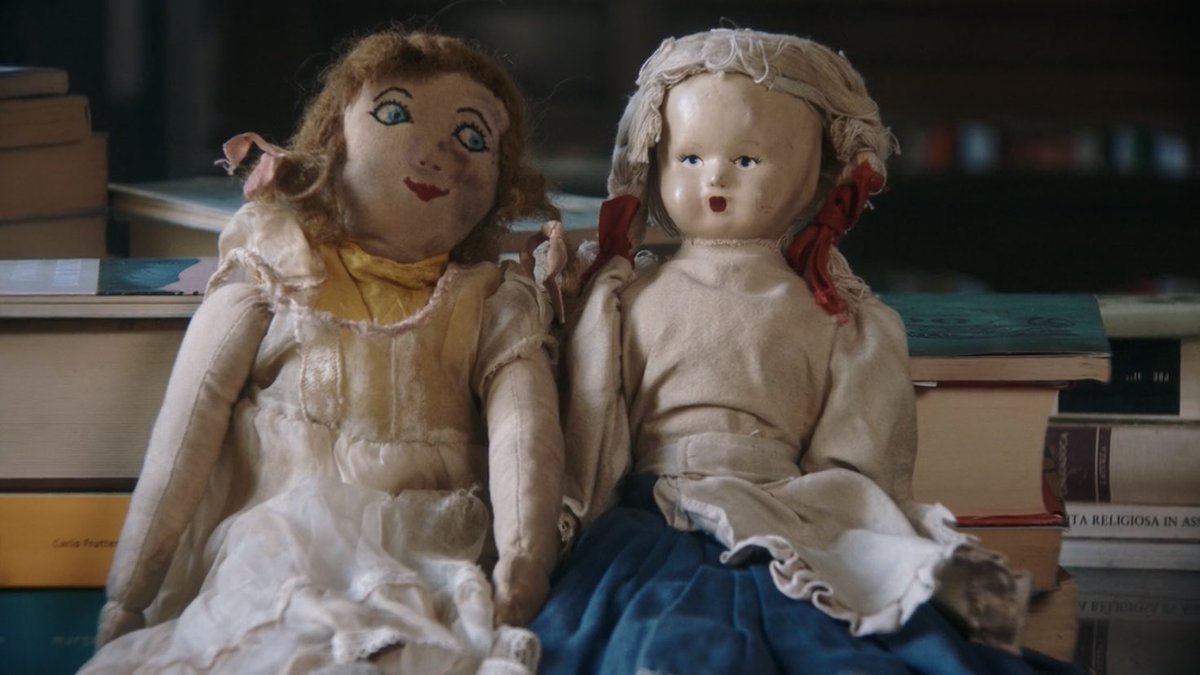 “A differenza che nei racconti, la vita vera, quando è passata, si sporge non sulla chiarezza ma sull'oscurità. Ho pensato: ora che Lila si è fatta vedere così nitidamente, devo rassegnarmi a non vederla più.”