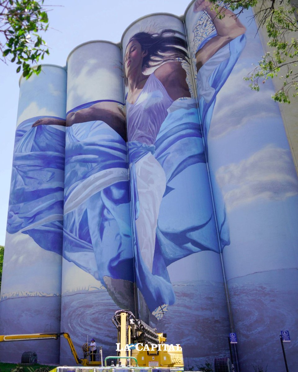 lacapital's tweet photo. Los silos Davis ya muestran su apariencia definitiva y aseguran que en pocas semanas será la inauguración 🙌💫

De no mediar contratiempos, el nuevo #mural de los #silosDavis estará listo en menos de dos semanas. De esta forma, quedará habilitada la fachada que ya asoma con la figura de una joven saliendo del río Paraná, con un vestido que recuerda a la bandera argentina y un fondo del cielo celeste y blanco. 🇦🇷✨

→ https://t.co/4dghwAhyyx

Fotos: Celina Mutti Lovera / La Capital