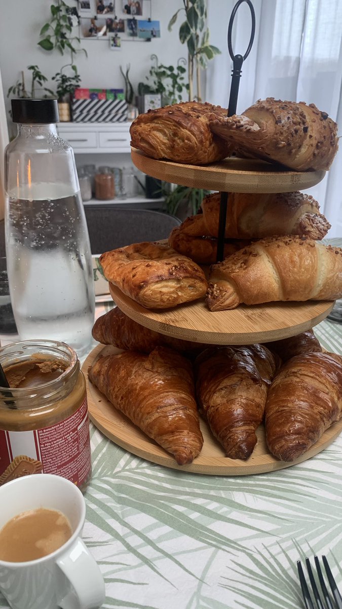 No conocía esa costumbre de que te inviten a tomar desayuno … pero estos weones la cagan … 😆🥐🇨🇭