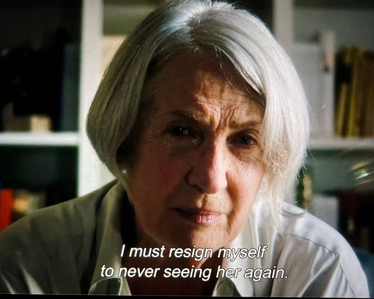 Ma alcune storie no, non finiscono davvero. Si sedimentano dentro noi e riemergono quando meno ce lo aspettiamo come bambole con cui abbiamo giocato da piccoli. E quindi ciao Lila, ciao Lenù. A salutarvi davvero non sarò mai pronta
#AmicaGeniale #lamicageniale4