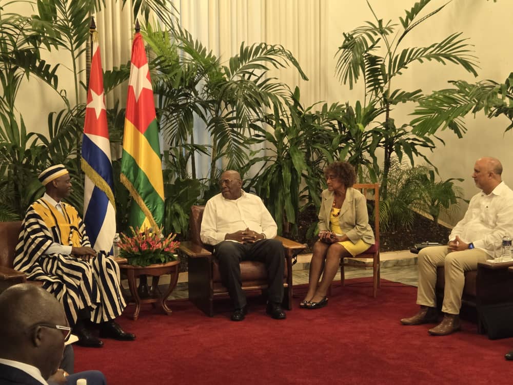 En horas de la tarde de hoy lunes, recibí en el Palacio de la Revolución 🇨🇺y acompañado por Carlos M. Pereira Hernández del MINREX, al Excmo. Sr.  Robert Dussey, ministro de Asuntos Exteriores, Cooperación e Integración Africana de la República de Togo, país hermano de África🇹🇬.