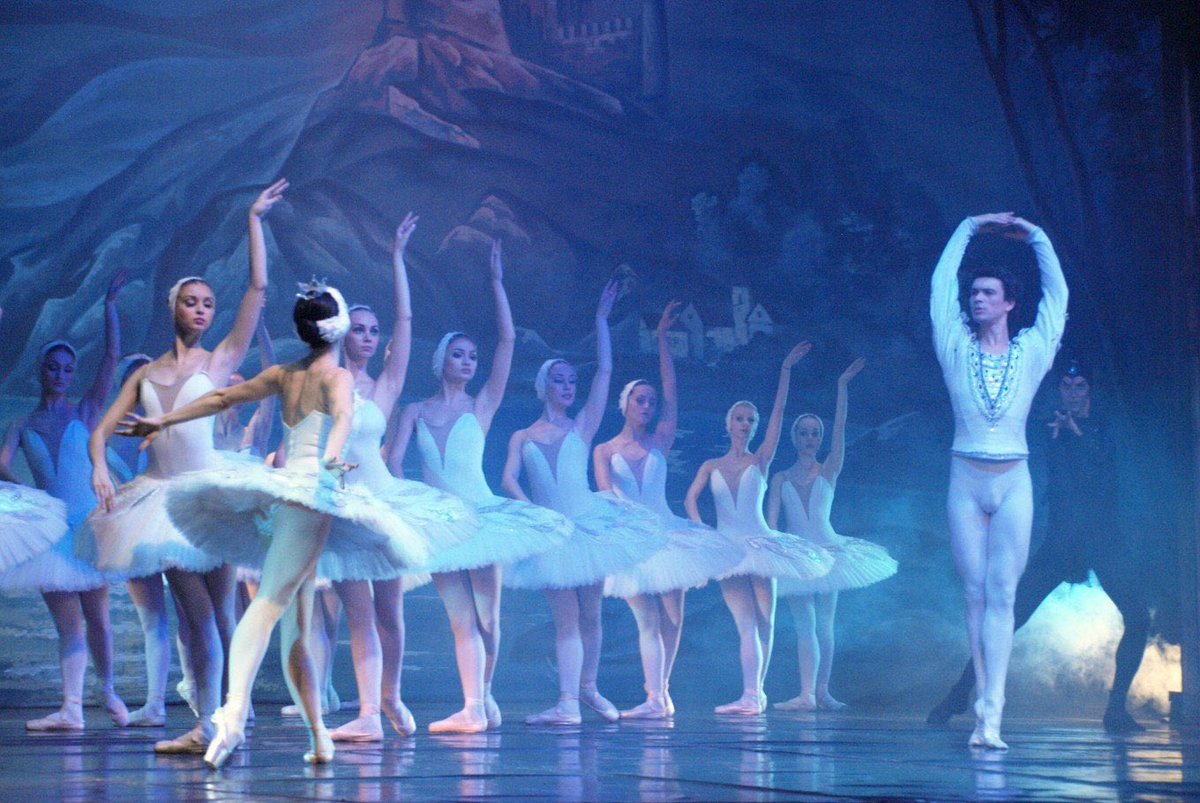 balletsrussos's tweet photo. Amb el temps, la idea de combinar diferents disciplines artístiques ha seguit evolucionant. Avui dia, és molt comú veure espectacles que barregen música, dansa, teatre, i altres formes d'art. Aquesta barreja de disciplines fa que els espectacles siguin més rics i interessants. https://t.co/SYFBsYPRkC