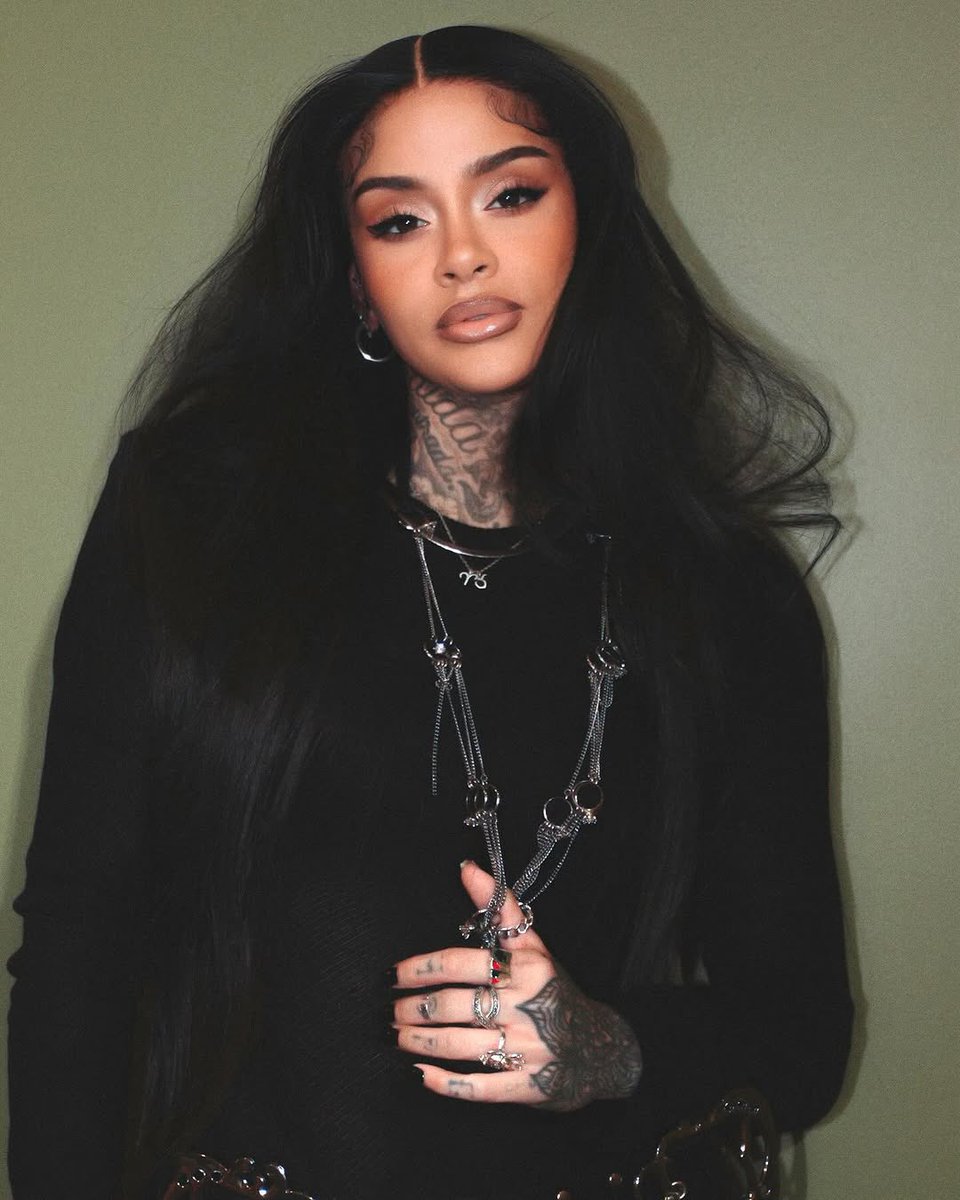 flolanitsnmi's tweet image. this face.