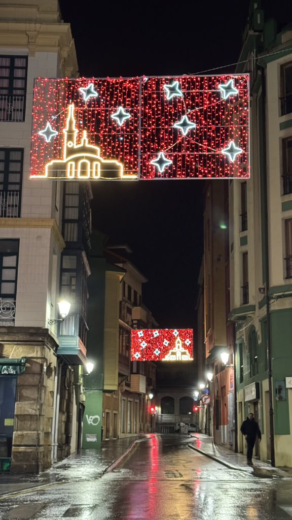 pablogijon's tweet photo. Noche de invierno, de frío, de lluvia, de luces de navidad y la magia de sus reflejos…

Buenas noches.

#Gijón #Asturias
#BuenasNoches
#LucesDeNavidad #Navidad
#Christmas #ChristmasLights https://t.co/KyLIhkJXug