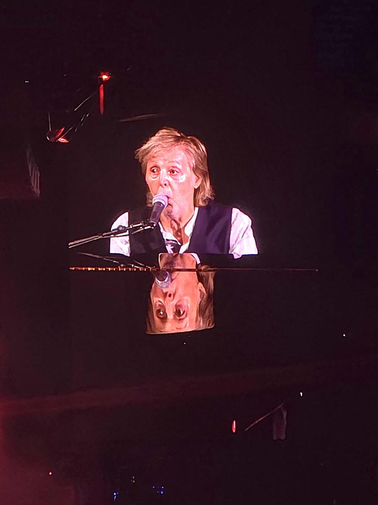 yuyudecai's tweet photo. Apoteósico. Sublime. Sonido espectacular. 82 años y me ha costado 57 verlo, pero ha merecido la pena. Paul McCartney es DIOS. Tremendo el show. 2:30 horas. Gracias Don @PaulMcCartney https://t.co/de4HXzLFn5