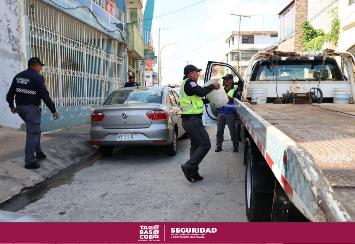 SSPCTabasco's tweet photo. La Secretaría de Seguridad y Protección Ciudadana (SSPC) a través de la Policía Estatal de Caminos (PEC) implementó el Operativo Vialidades Libres, en diferentes puntos de la ciudad. 

https://t.co/58u1TBrSI2 https://t.co/mnqgpVxiup
