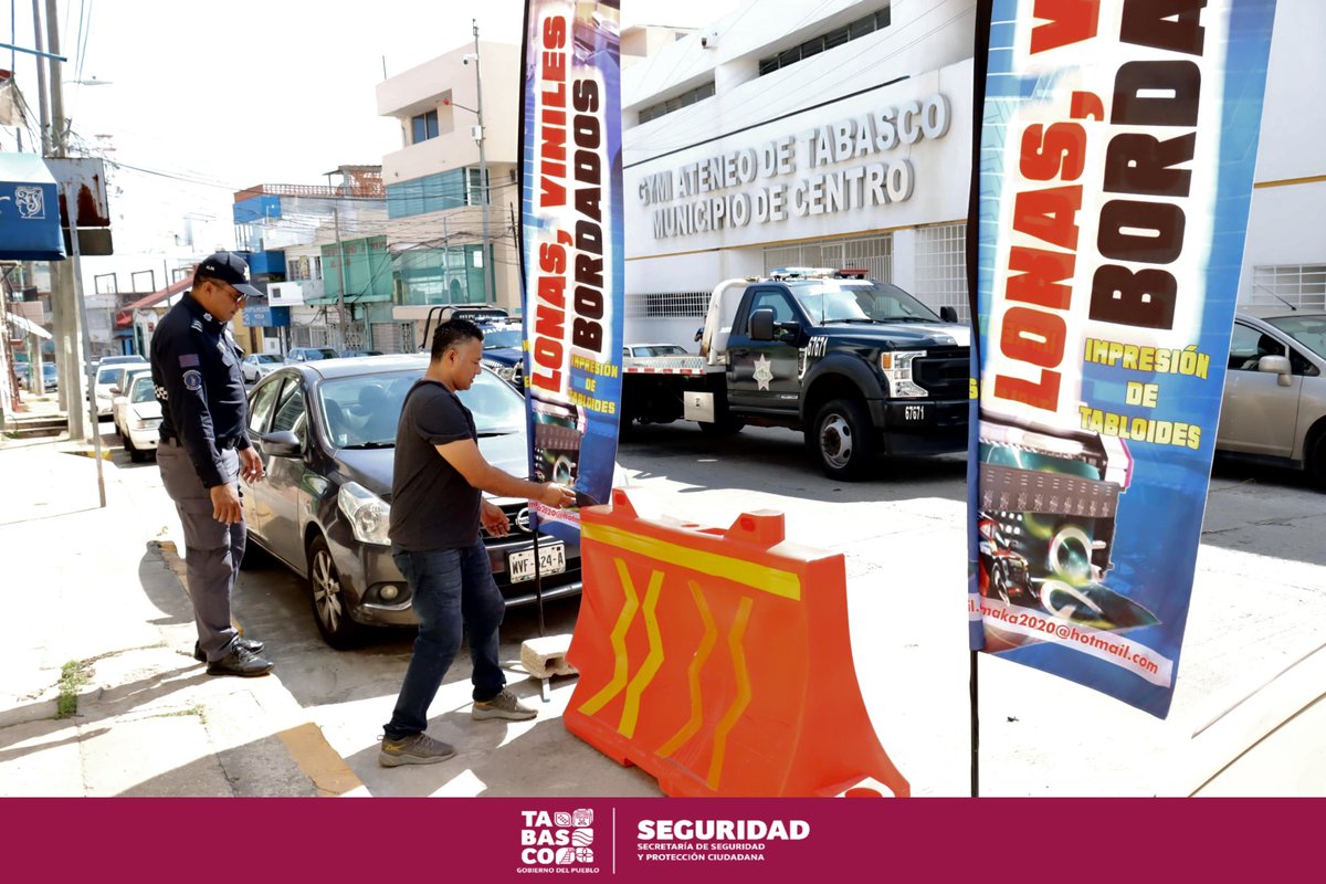 SSPCTabasco's tweet photo. La Secretaría de Seguridad y Protección Ciudadana (SSPC) a través de la Policía Estatal de Caminos (PEC) implementó el Operativo Vialidades Libres, en diferentes puntos de la ciudad. 

https://t.co/58u1TBrSI2 https://t.co/mnqgpVxiup