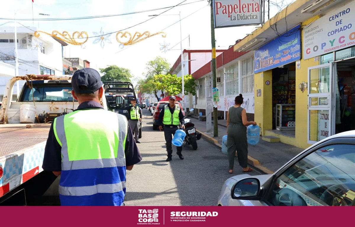 SSPCTabasco's tweet photo. La Secretaría de Seguridad y Protección Ciudadana (SSPC) a través de la Policía Estatal de Caminos (PEC) implementó el Operativo Vialidades Libres, en diferentes puntos de la ciudad. 

https://t.co/58u1TBrSI2 https://t.co/mnqgpVxiup