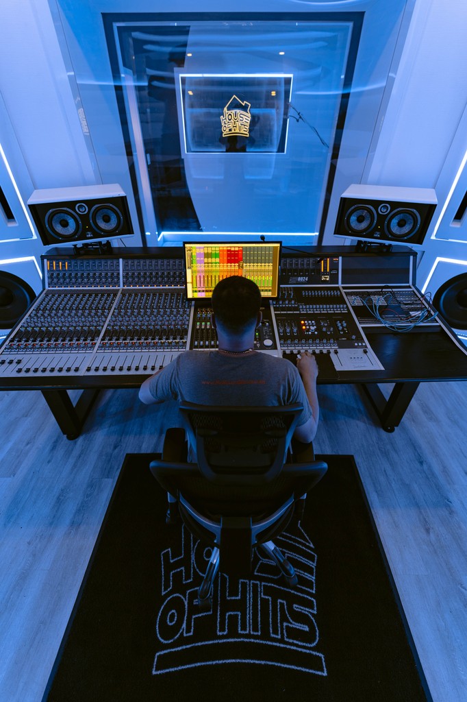 AudientWorld's tweet photo. “We are the go-to luxury recording studio in Miami,” says House Of Hits owner, Vinny DeLeon (aka Mr Mix and Master) who has two Audient ASP8024-HE mixing desks and an aquarium. 

Link to full article 🔗👉 https://t.co/0OHZklYO2t

#Audient #ASP8024 #ASP8024HE https://t.co/hJqF4W4eqb