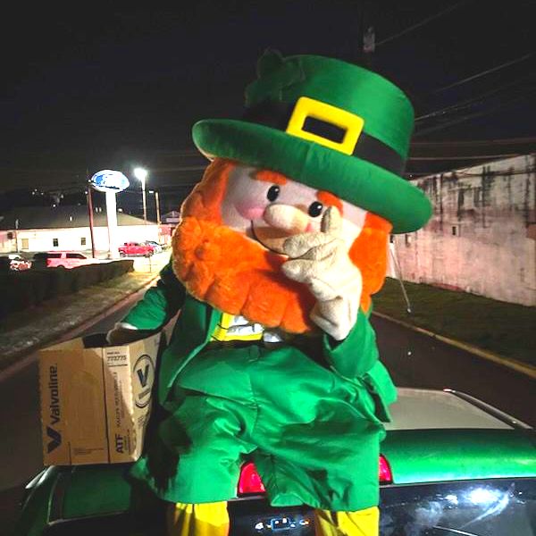 Flynnie  lit up the streets (and a few smiles!) during the Kittanning parade! 🎄 At Flynn's Tire, we're proud to be part of such a vibrant and festive community. Keep rolling through the holiday season! 🚗🍀