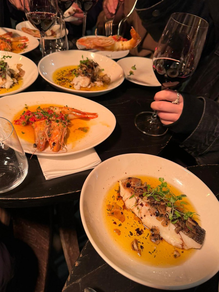 It's a moment when I go out for dinner with friends. The seafood is super fresh. 😋🍽