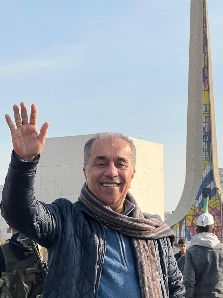 ورفرف القلب أخيراً في ساحة الأمويين.
يا للأحلام الإنسانية العظيمة حين تحولها الشعوب الحرة واقعاً عنيداً، تخضع له الجغرافيا، وينحني أمامه التاريخ. 
ألم أقل لكم منذ سنين؛ ذاهبون الآن إلى إدلب وغداً إلى دمشق؟!
#سوريا_الان