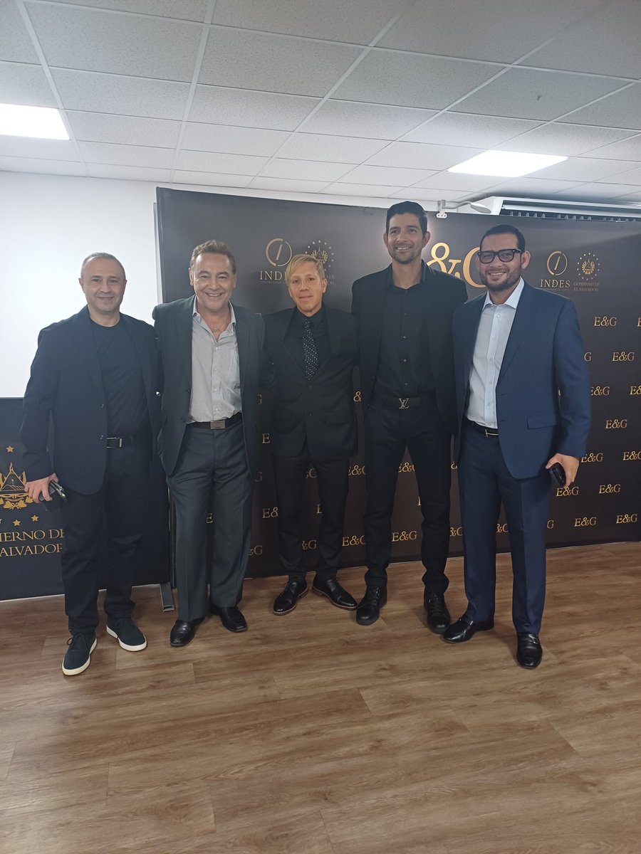 Orgullosamente con el equipo técnico del tenista número uno del mundo en dobles <a href="/CheloArevaloATP/">Marcelo Arevalo</a> . El italiano <a href="/yaribernardo/">YariBernardo</a> , el brasileño Carlos Teixiera y el cuscatleco y hermano <a href="/RafaelArevaloES/">Rafael Arévalo</a>