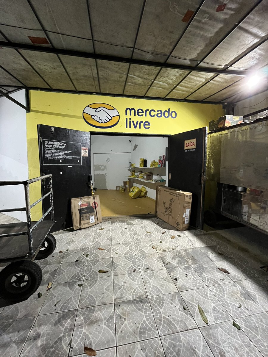 Te salva el mercado, no el Estado, foto en Abraao, Ilha Grande, Río de Janeiro, llega la lancha, bajan paquetes de compras y los llevan acá, al centro de retiro en la isla, acá no hay autos, vienen a buscar en bicis y carretillas, que lo giga lloren los kukas <a href="/marcos_galperin/">Marcos Galperin</a>