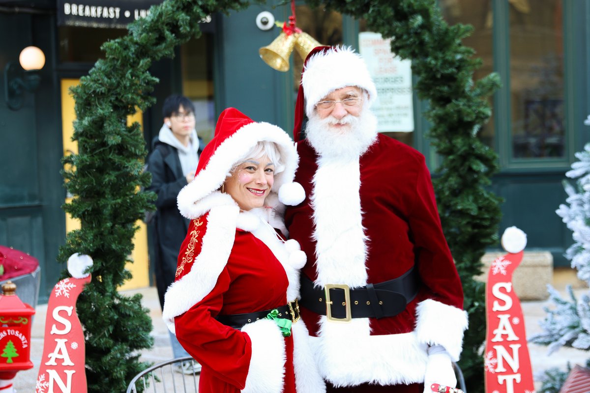 cweuclidsouth's tweet photo. This year, we returned to join the Window Walk Market to kick off the holiday season on the south end of Euclid with holiday cheer, local vendors, and family-friendly fun! Check out some of the photos from the event below!🤶 https://t.co/9PLtTtwGBM