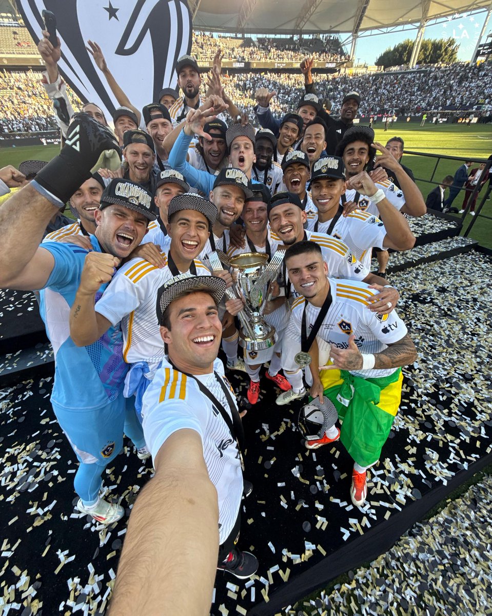 LAGalaxy's tweet photo. Selfie of Champions 🤳 https://t.co/qxd5mdFgxr
