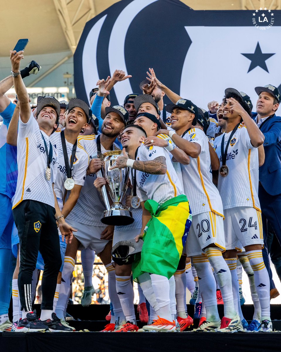 LAGalaxy's tweet photo. Selfie of Champions 🤳 https://t.co/qxd5mdFgxr