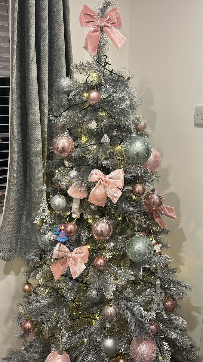 my tree is FINALLY up 💞