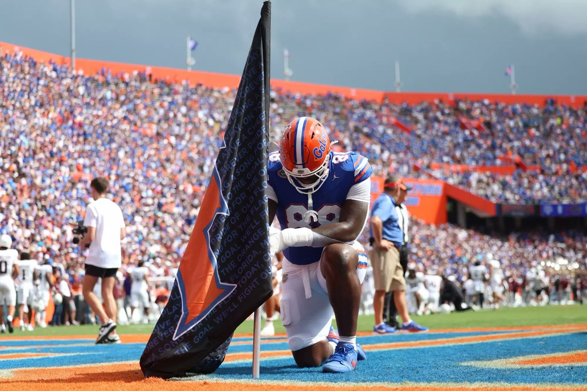 delatorre's tweet photo. I talked with Caleb Banks about why he decided to put off the NFL Draft and come to school. 

"I know we are going to get to the National Championship. I didn't want to miss that. I didn't want to not be a part of that."

STORY: https://t.co/8zotAenzLB https://t.co/t59CNF7YMh