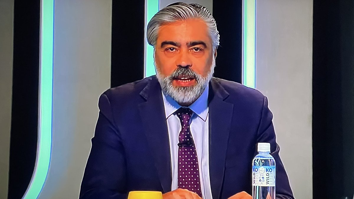 MaggInvernista's tweet photo. Giovanni Calderon: “Que hace el señor Boric con su plata? le paga $20 millones a un embajador que está en Chile, le entregó $845 millones a Monsalve en 3 años, le traspaso $90 mil millones de pesos a Fundaciones, y quieren seguir cobrando impuestos? Un poquito de pudor” #sinfiltros_tv