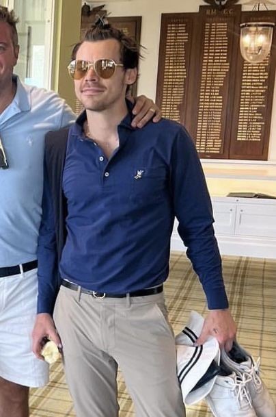 babybunnyrry's tweet image. he looks like a rich dad going to pick his kids up from school