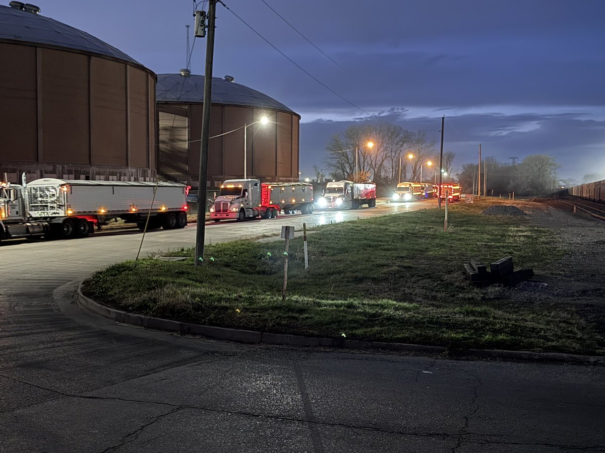 JRoopAD's tweet photo. @gavin_spoor It ain’t any better this evening.  Only one prob and it appears just a single pit open with a line to Hall Street 🤦🏻‍♂️ https://t.co/ZqAvX0JRiJ