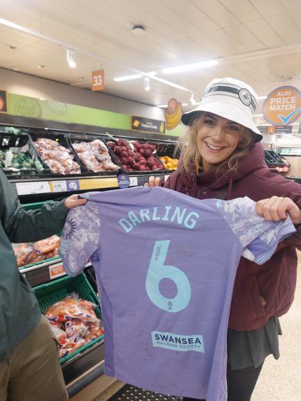 LizaAppleTiza's tweet photo. Absolutely heartbroken. Saturday I was out in Greenwich and I lost my #Swans shirt. This shirt is so important to me. I have asked around local pubs. If anyone can help me find it I will be so grateful! #swanseacity #coys #scafc https://t.co/xlPkMuq39M