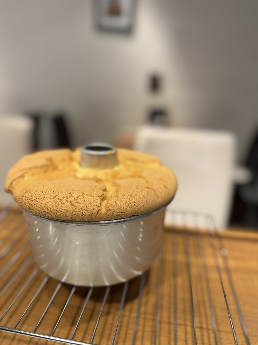 CoffeeShangs's tweet photo. おはようございます☺︎

12月10日(火)本日も朝9時から19時まで営業致します。

シフォンケーキ焼きました☺︎
シフォンケーキは卵の力でふわふわに膨らませるので、卵の力ってすごいなって毎回感動します😆

限定珈琲のピンクブルボンは大人気です🩷
本日もよろしくお願いします☺︎ https://t.co/rJvlzd86gV