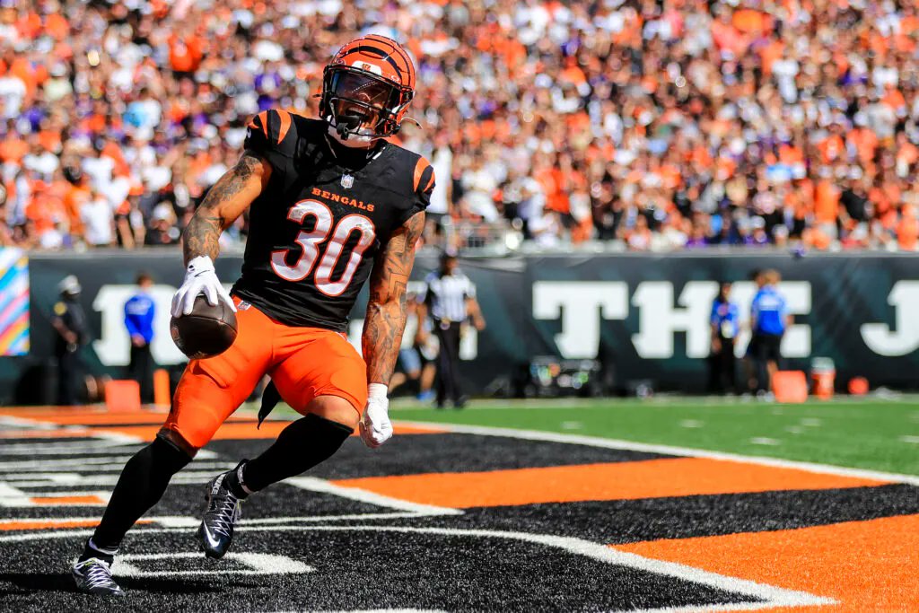 papas_props's tweet image. Chase Brown 37.5 Rec Yds “O” 
(-110)

Monday NFL Play #2Vs #Cowboys 

Chase Brown has been crushing this line since becoming RB1 in Cincy

He has hit this line in 4/5 L5 and with Cooper Rush at QB, I expect that he will get the ball dumped off to him again tonight