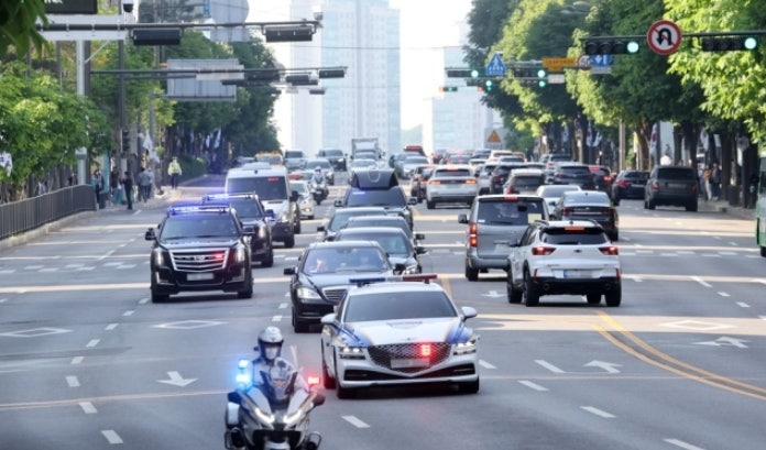 윤석열 이새끼 이지랄 하면서 출근하는척 했는데 
 출근 안하고 저렇게 차만보낸적도 많았다고
 경찰들이 불어버림

 그리고 출근시간이 오후 3~4시가 많았단다
 ㅎㅎ

 씨발~~~~~~~

 TK 보수대통령들 
 하나는 사기꾼 
 또 하나는 바보

 그리고 이번에는 술주정꾼에 내란반란범

 버라이어티하다