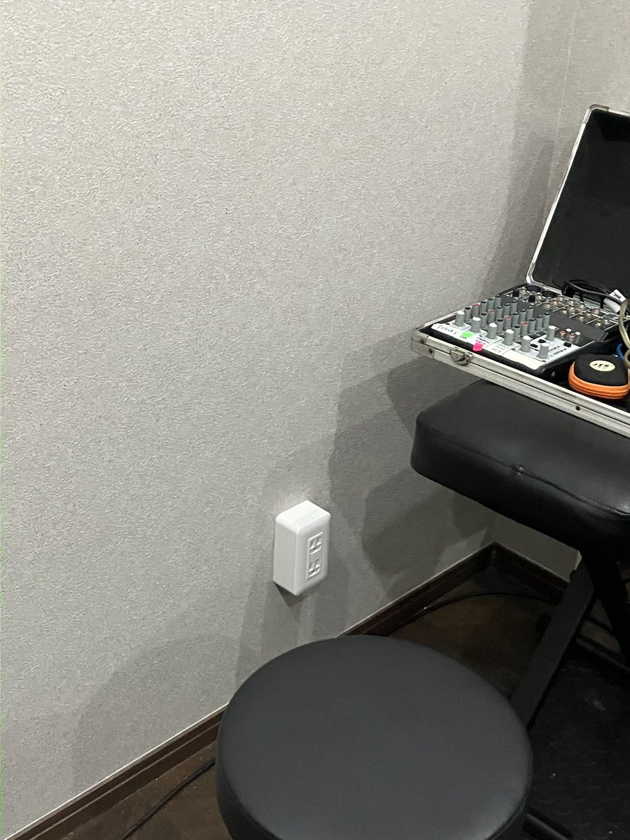 KenKen331's tweet photo. 昨日は新しいスタジオに行ってきました。天井が高いのでアンビが最高ですごくラウドな部屋です。ドラムの個人練習にはとても良いです🎵 ミキサーの近くに壁コンもあって使いやすい。ちゃんとフルオープンになったらあらためて宣伝しますね♪
#Fsound #CBR https://t.co/15I6W5FCj3